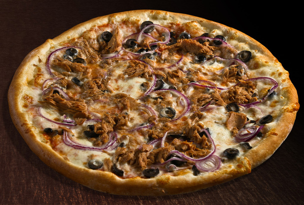Pizza tonno mit Thunfisch, Zwiebeln und Oliven - isoliert - Foto, Bild