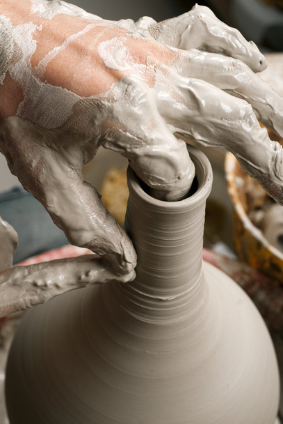 Руки гончара, создающего глиняную банку на круге - Фото, изображение