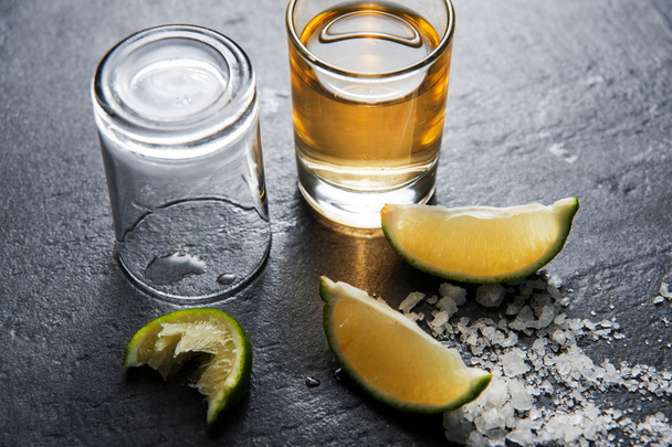 Tequila Shots mit Limettenscheibe - Foto, Bild