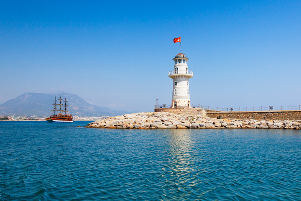Farol em Alanya, distrito de Antalya, Turquia, Ásia. Vista da cidade de barco. Destino turístico popular. Água limpa em dia ensolarado
. - Foto, Imagem