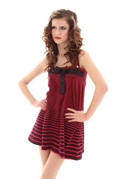 jonge model in rode jurk dromen over Wit - Foto, afbeelding