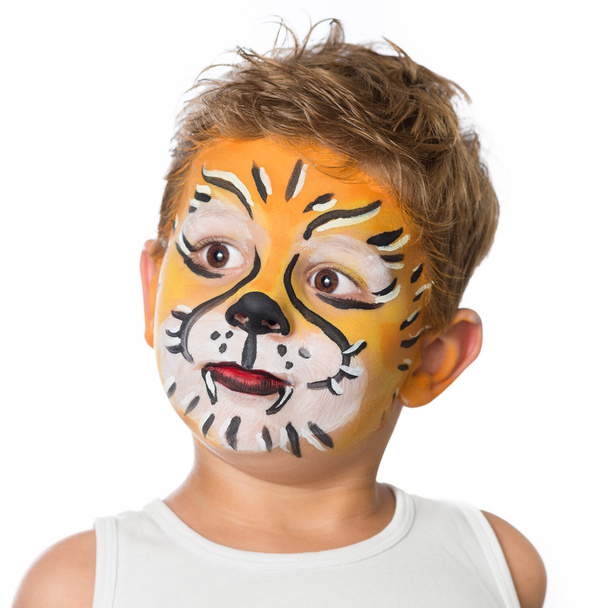 прекрасный очаровательный ребенок с картинами на лице, как тигр или лев
 - Фото, изображение