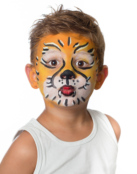 mooie schattige jongen met schilderijen op zijn gezicht als een tijger of de Leeuw - Foto, afbeelding