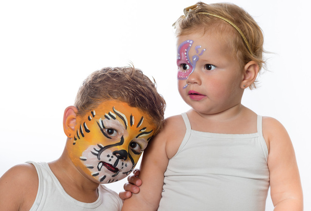 muito bonito e lindo irmão e irmã com pintura facial de um tigre, leão ou borboleta
 - Foto, Imagem