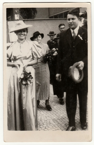  Foto vintage mostra recém-casados vão da cerimônia de casamento. Retro preto & branco estúdio de fotografia
. - Foto, Imagem