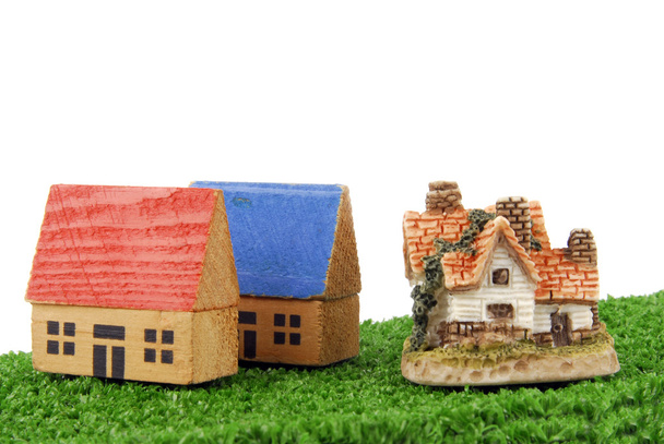 concepto de casas en miniatura sobre hierba
 - Foto, imagen
