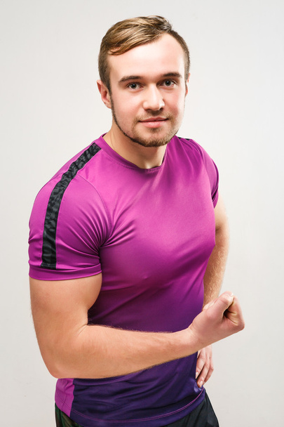 Atractivo hombre en forma posando en ropa deportiva
  - Foto, imagen