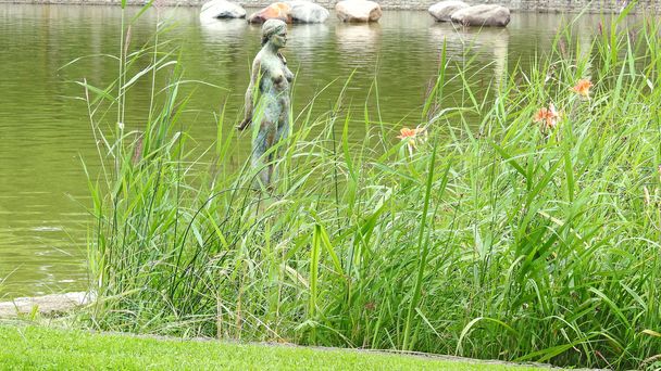 Meztelen nő, fém szobor - Fotó, kép