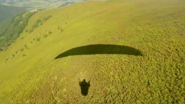 Dağların üzerinden yamaç paraşütü görünüm - Video, Çekim