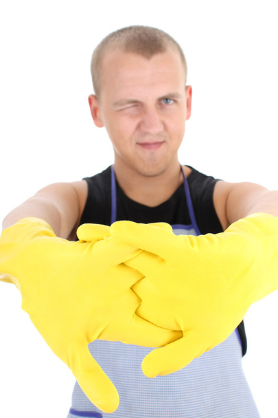 jonge man in gele handschoenen knipogend - Foto, afbeelding