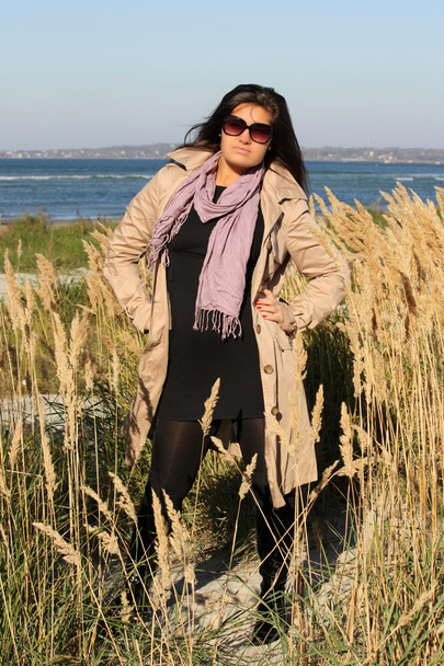 žena v béžové podzimní kabát stojí u moře - Fotografie, Obrázek