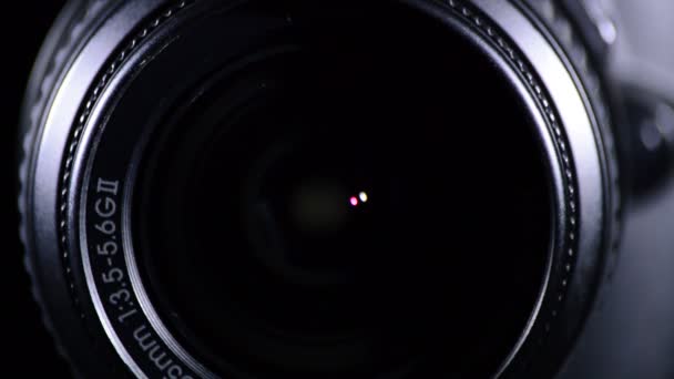 SLR-kameran fokusointi ja kuvaaminen
 - Materiaali, video