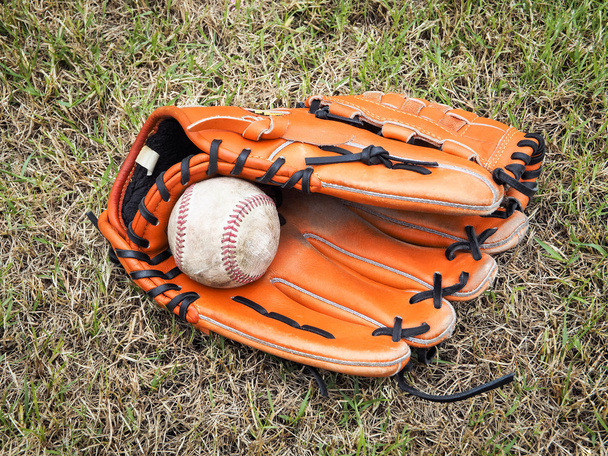 Nostalgický baseball rukavice na baseballovém hřišti - Fotografie, Obrázek