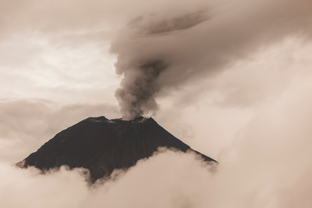 Widok z lotu ptaka wulkanu Tungurahua - Zdjęcie, obraz