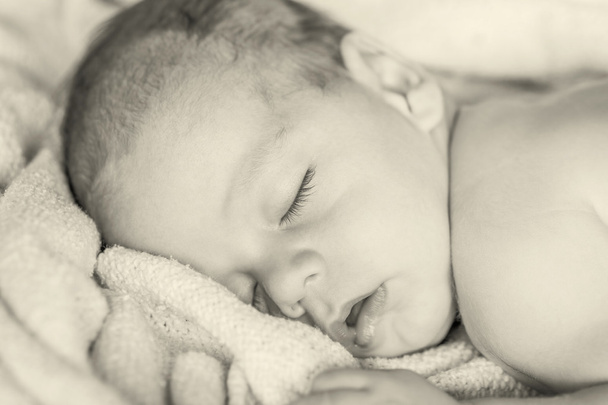 生まれたばかりの赤ちゃんの男の子の睡眠 - 写真・画像