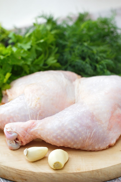 Gambe di pollo crude con verdure pronte per la cottura
 - Foto, immagini
