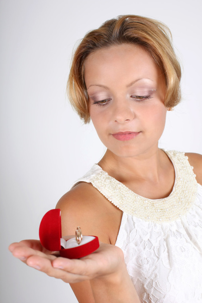mulher segurando as alianças de casamento em caixa vermelha - Foto, Imagem