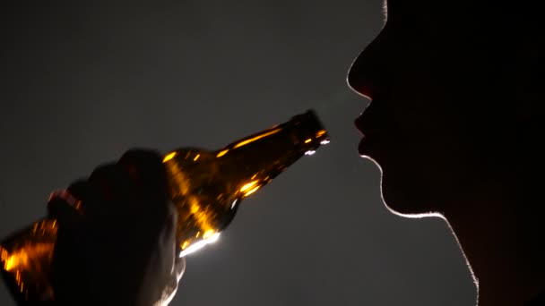 Man drinkt bier uit een fles. Grijs. Close-up - Video