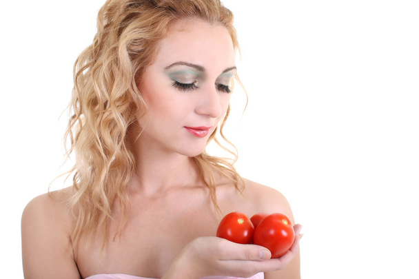 πορτρέτο της νεαρής γυναίκας με ντομάτες - Φωτογραφία, εικόνα