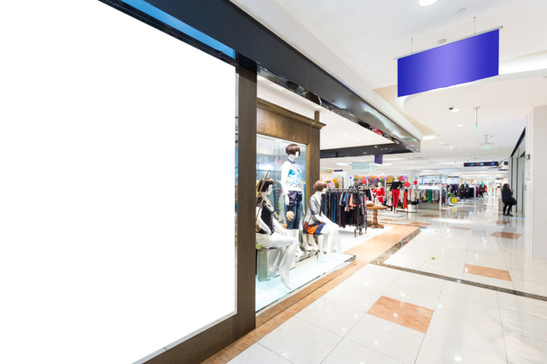 folyosó, hatalmas hirdetőtáblán a shopping mall - Fotó, kép