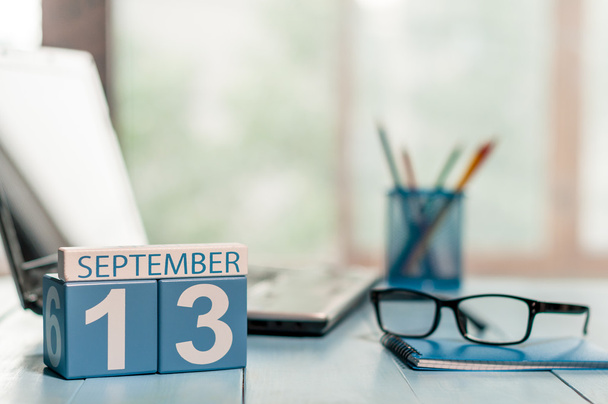 13. září. Den 13 měsíců, kalendář na pracovní ploše advokáta. Čas na podzim. Prázdné místo pro text - Fotografie, Obrázek