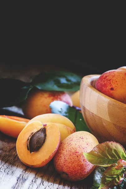Apricots with leaves still life in a rustic style - Foto, Bild