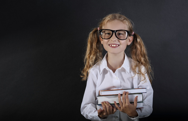 Fiatal iskoláslány szemüveg tankönyvek - Fotó, kép