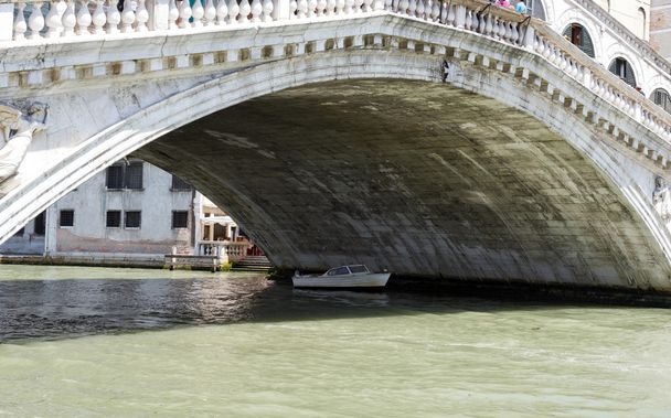 Γέφυρα Ριάλτο στο μεγάλο κανάλι της Βενετίας - Φωτογραφία, εικόνα