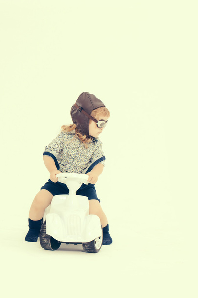 petit garçon conducteur ou pilote isolé sur blanc
 - Photo, image