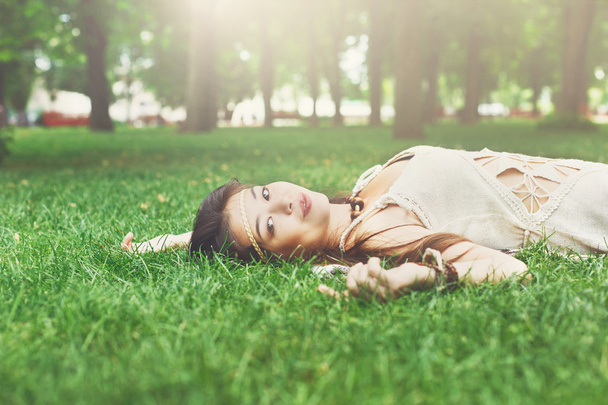 Güzel genç kız yaz parkta çim üzerinde yalan - Fotoğraf, Görsel