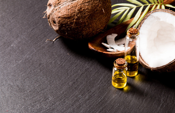 coconut oil and fresh coconuts - Foto, imagen