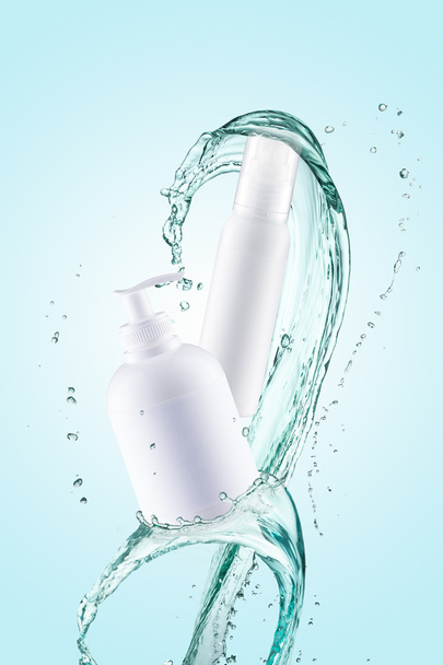 Produkty kosmetyczne z plusk wody - Zdjęcie, obraz