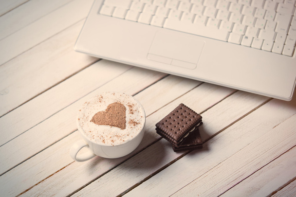 kubek kawa, ciastka i laptopa - Zdjęcie, obraz