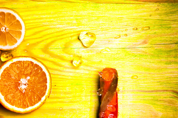 Barevné Nanuk a friuts na zelené dřevěné pozadí - Fotografie, Obrázek
