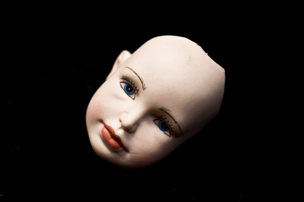 Κοντινό πλάνο σπασμένη κούκλα κεφάλια και τμημάτων σε μαύρο φόντο - Φωτογραφία, εικόνα