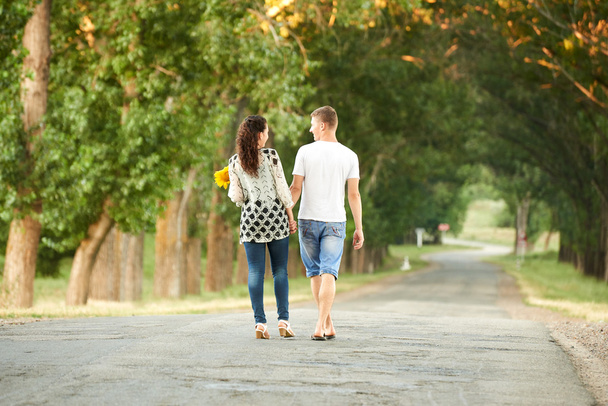 Happy νεαρό ζευγάρι με τα πόδια στην έννοια άνθρωποι Υπαίθριος, ρομαντικό δρόμο χώρα, καλοκαιρινή σεζόν - Φωτογραφία, εικόνα