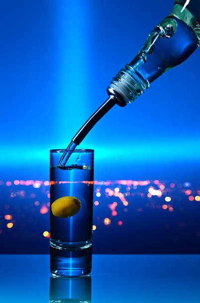 vodka, zöld olajbogyó - Fotó, kép