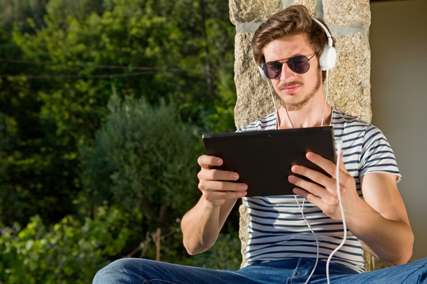mężczyzna relaksujący z komputera typu tablet - Zdjęcie, obraz