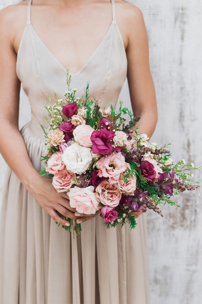 Νύφη σε μεταξωτό φόρεμα με λουλούδια - Φωτογραφία, εικόνα