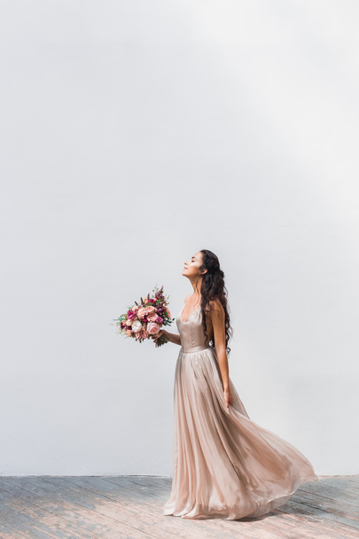 Νύφη σε μεταξωτό φόρεμα με λουλούδια - Φωτογραφία, εικόνα