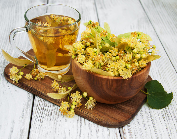 filiżanka herbaty ziołowej z kwiatami lipy - Zdjęcie, obraz