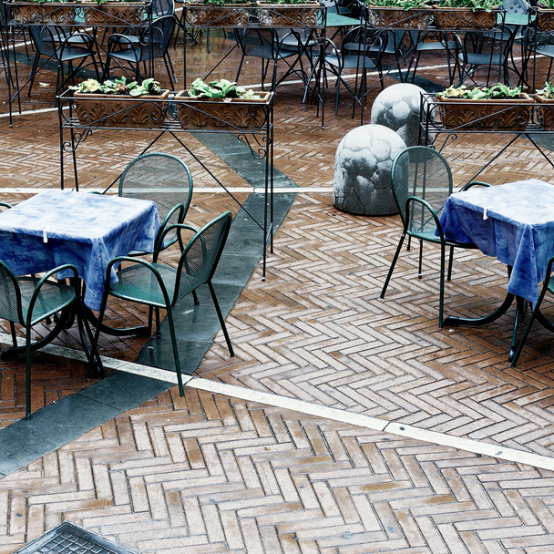 Sillas y mesas en un café callejero
 - Foto, imagen
