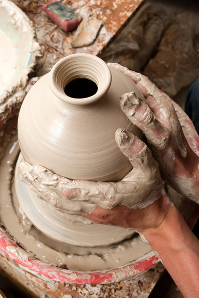 陶芸家の手、円上に土瓶を作成します。 - 写真・画像