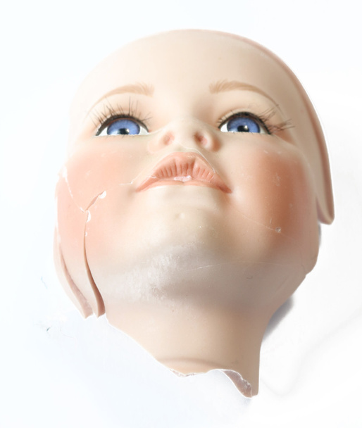 Zbliżenie na złamaną lalkę głowy na białym tle - Zdjęcie, obraz