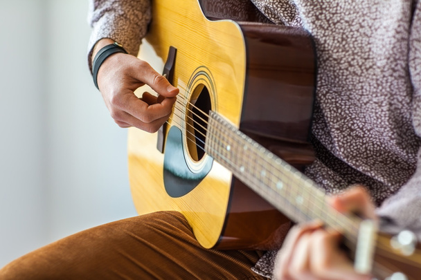 Man 's handen spelen akoestische gitaar - Foto, afbeelding