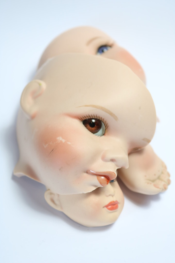 Partes rotas del cuerpo de la muñeca sobre fondo blanco
 - Foto, Imagen