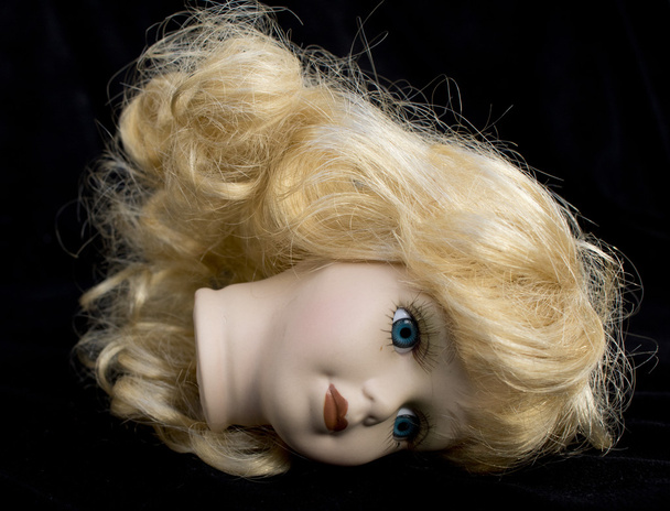 Meisje Doll hoofdje op zwarte achtergrond - Foto, afbeelding