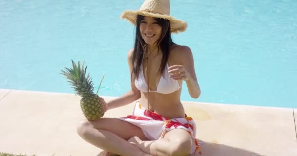 woman sitting at pool with legs crossed - Video, Çekim