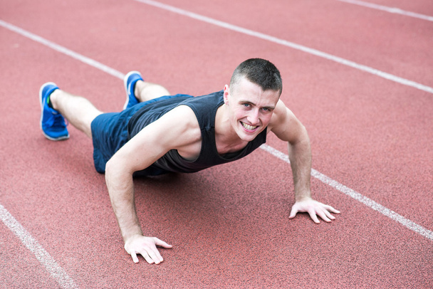 Handsome fit man exercising push up - Foto, afbeelding
