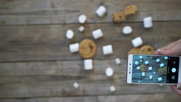 Valokuvan ottaminen ruoasta matkapuhelimen kameralla sosiaaliselle verkostolle
 - Materiaali, video